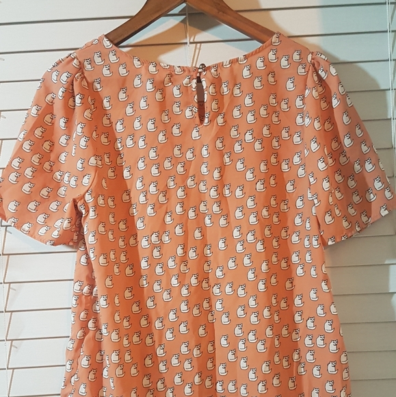 EUC Size M peach Everly cat-print blouse - Picture 3 of 4
